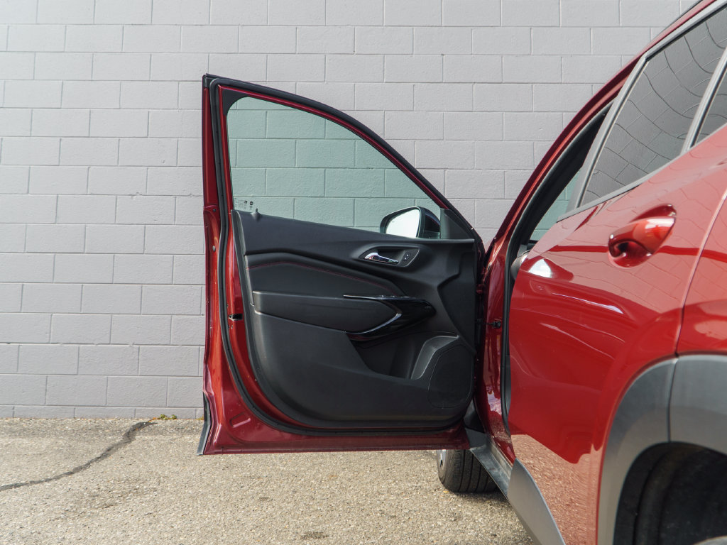 Used 2025 Chevrolet Trax RS w/ Sunroof Package FWD image 15