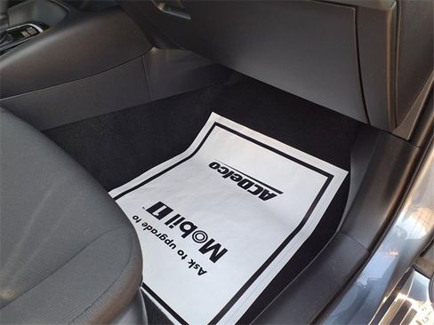 Used 2025 Toyota Corolla LE image 79