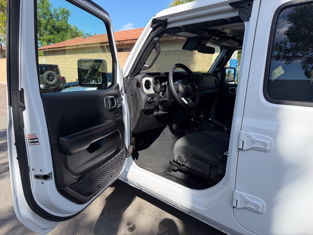 Used 2024 Jeep Wrangler Unlimited Sahara AWD/4WD image 19
