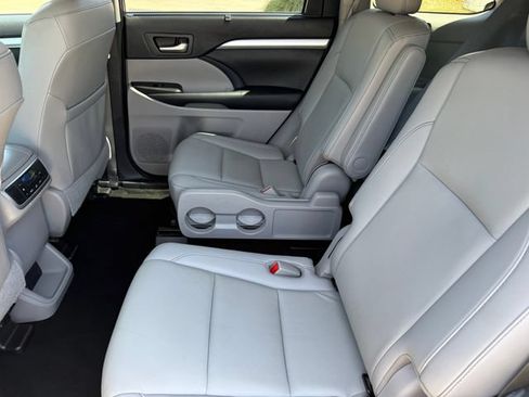 Used 2019 Toyota Highlander XLE AWD/4WD image 29
