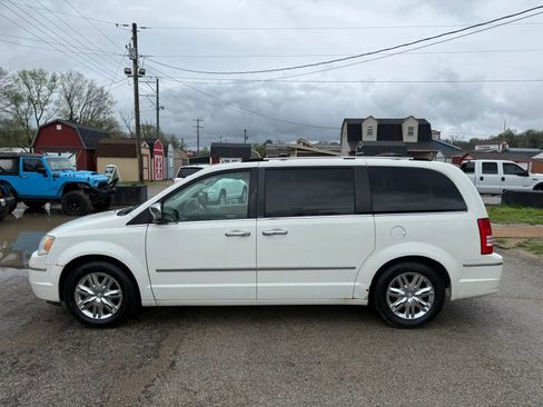 Used 2009 Chrysler Town & Country Limited w/ Entertainment Group #3 image 8