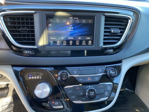 Used 2020 Chrysler Voyager L image 12