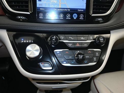 Used 2017 Chrysler Pacifica Limited w/ UConnect Theater Package FWD image 18