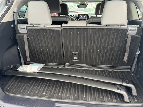 Used 2021 Toyota Highlander XLE AWD/4WD image 34
