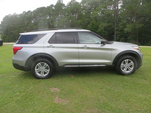 Used 2020 Ford Explorer XLT w/ Equipment Group 202A AWD/4WD image 5