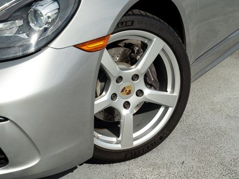Used 2018 Porsche 718 Cayman RWD image 12
