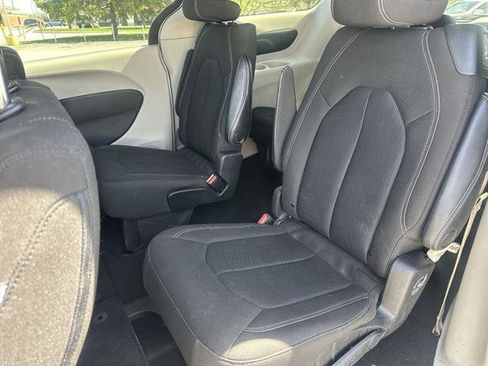 Used 2022 Chrysler Voyager LX image 44