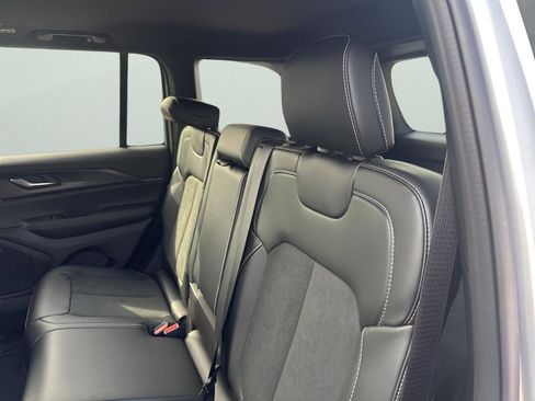 New 2025 Jeep Grand Cherokee Altitude image 19