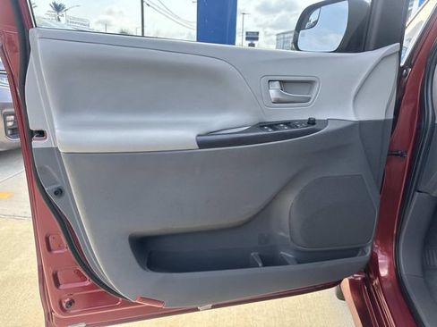 Used 2020 Toyota Sienna LE FWD image 18