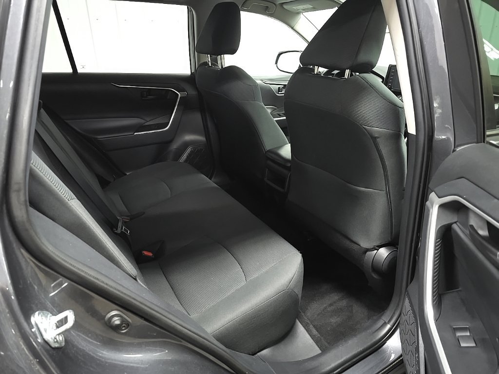 Used 2021 Toyota RAV4 LE AWD/4WD image 17