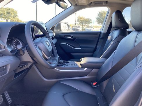 New 2026 Toyota Highlander XLE image 2