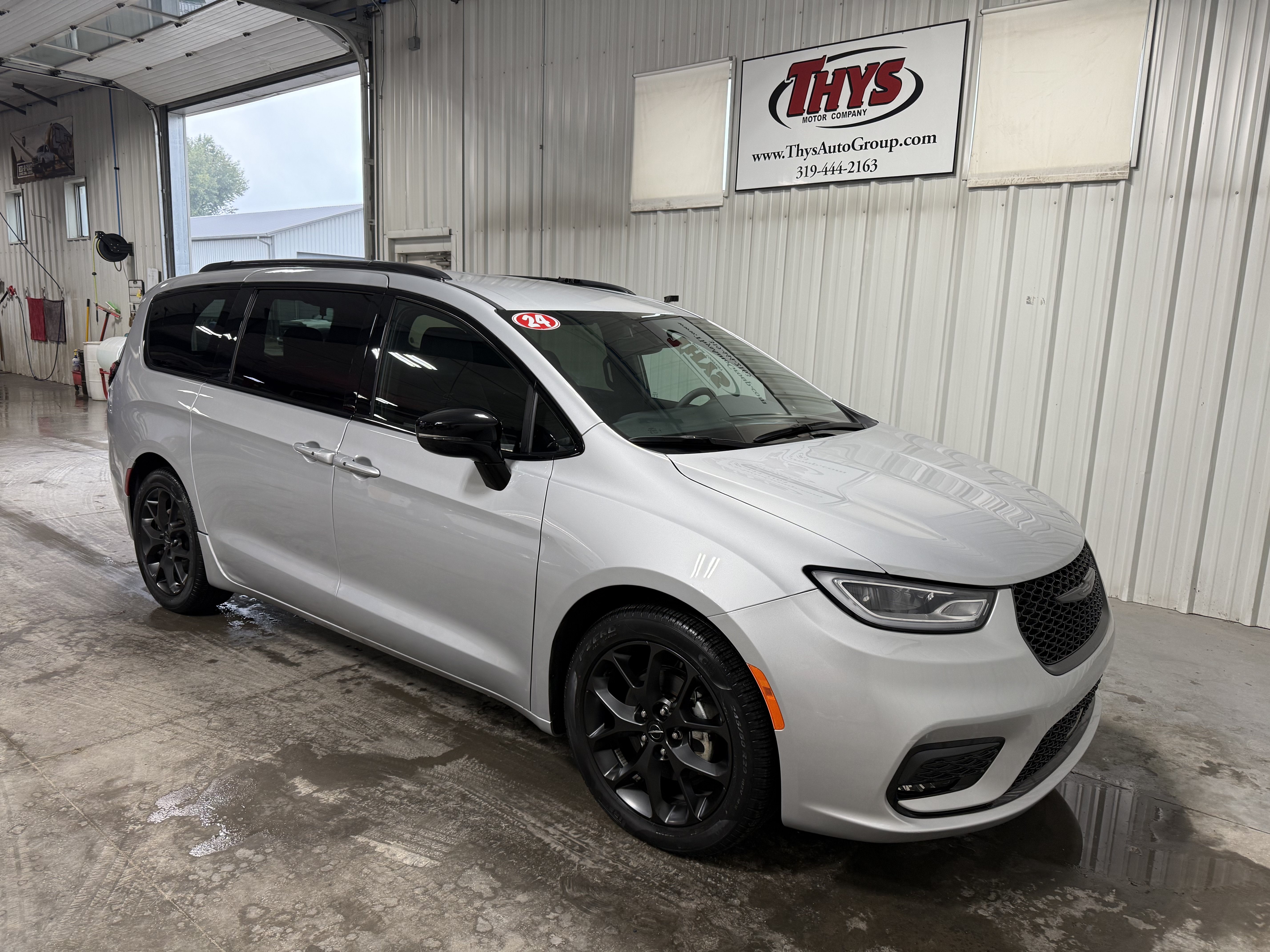 Used 2024 Chrysler Pacifica Touring-L w/ S Appearance Package FWD image 1