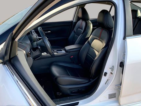 Used 2025 Nissan Sentra SR w/ SR Premium Package FWD image 8