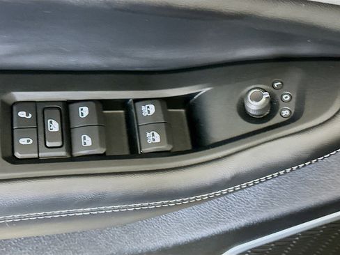 Used 2023 Jeep Grand Cherokee Limited w/ Black Appearance Package image 15