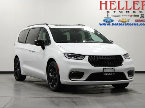 Used 2025 Chrysler Pacifica Limited image 1