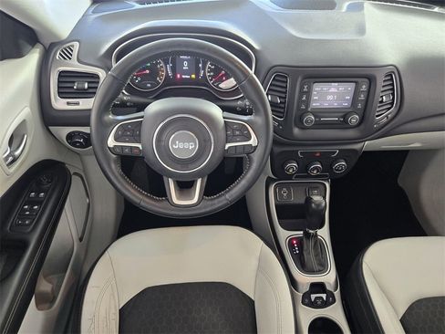 Used 2018 Jeep Compass Latitude image 10