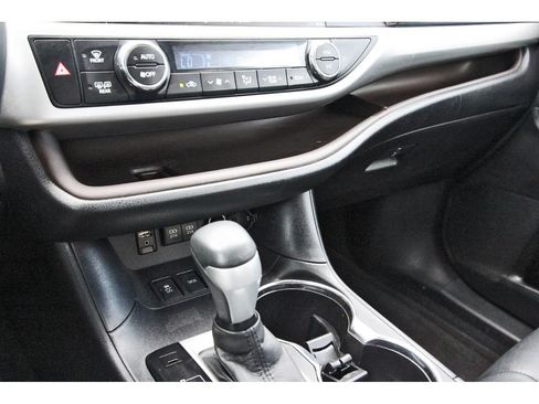 Used 2017 Toyota Highlander XLE FWD image 30