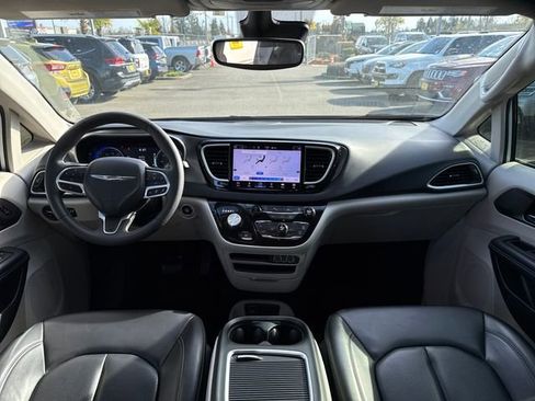 Used 2023 Chrysler Pacifica Touring-L FWD image 27