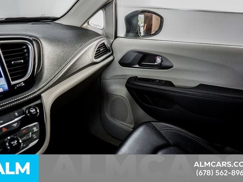 Used 2023 Chrysler Pacifica Touring-L FWD image 43