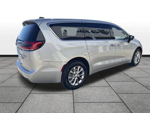 New 2026 Chrysler Pacifica Select image 5
