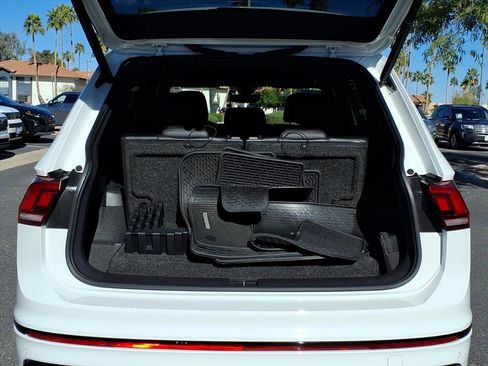 Certified 2022 Volkswagen Tiguan SE R-Line image 17