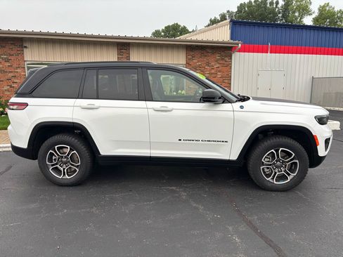 Used 2023 Jeep Grand Cherokee Trailhawk w/ Luxury Tech Group III AWD/4WD image 2
