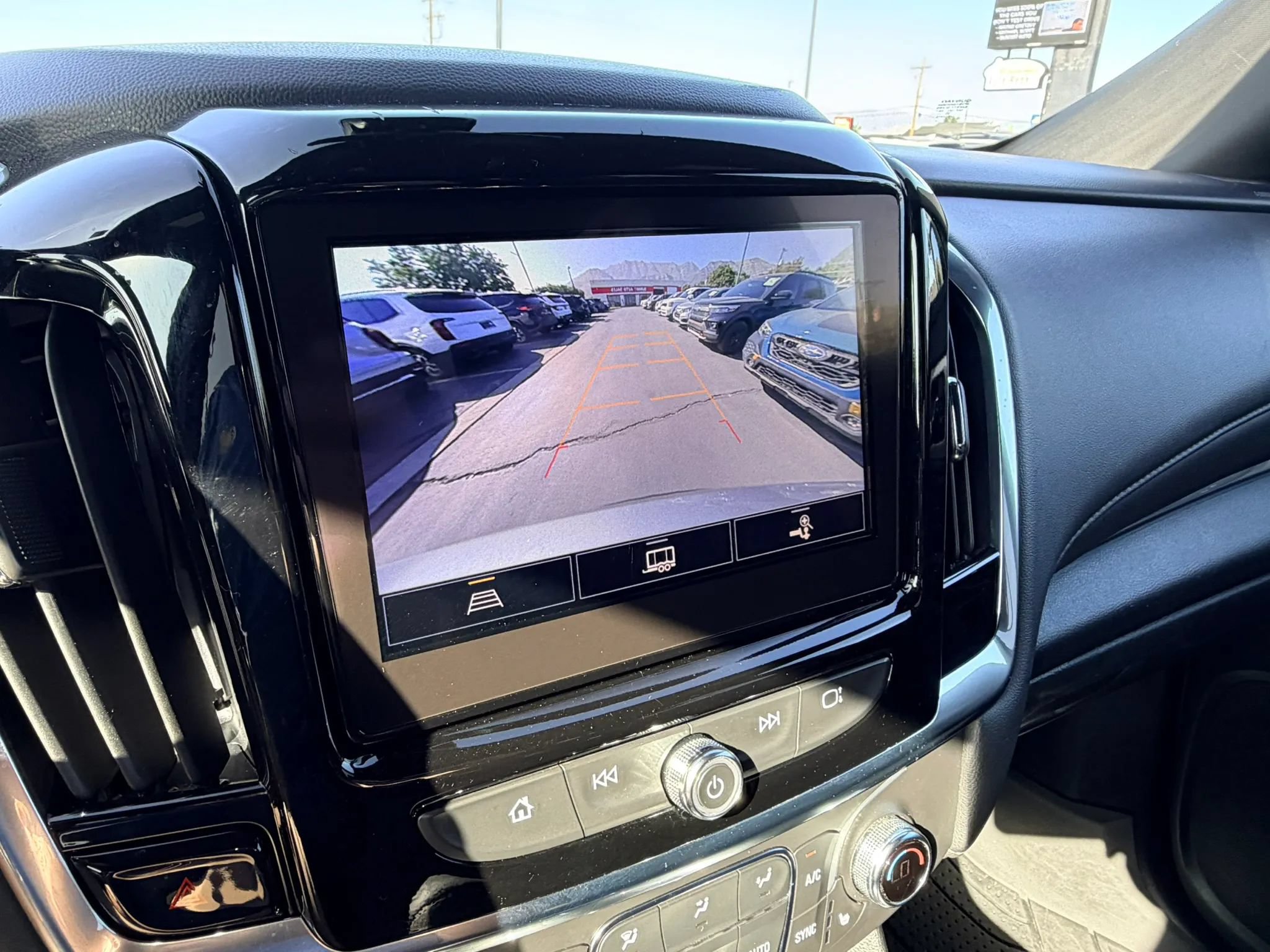 Used 2023 Chevrolet Traverse LT FWD image 19