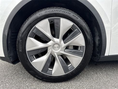 Used 2020 Tesla Model Y Long Range image 11