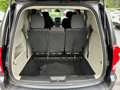 Used 2019 Dodge Grand Caravan SE FWD image 12