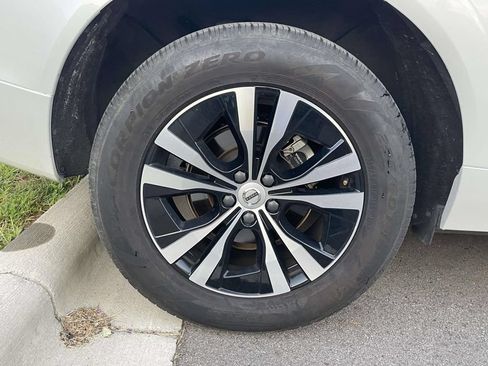 Used 2025 Volvo XC60 B5 Core AWD/4WD image 5