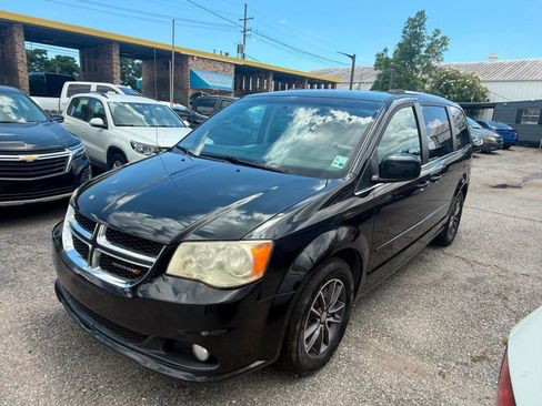 Used 2017 Dodge Grand Caravan SXT FWD image 2