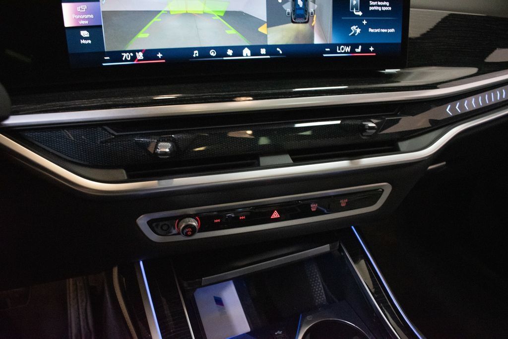 Used 2024 BMW X7 xDrive40i w/ M Sport Package AWD/4WD image 18