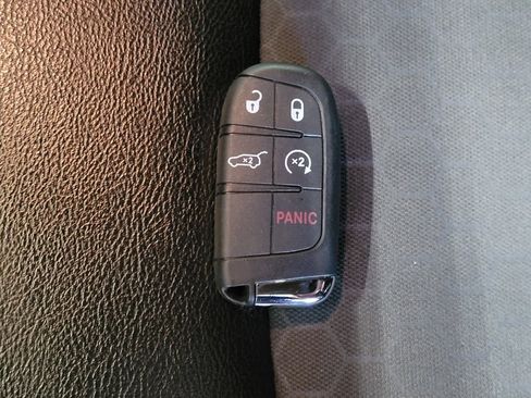 Used 2018 Jeep Compass Latitude w/ Popular Equipment Group image 32