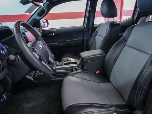 Used 2022 Toyota Tacoma TRD Sport w/ Technology Package RWD image 11