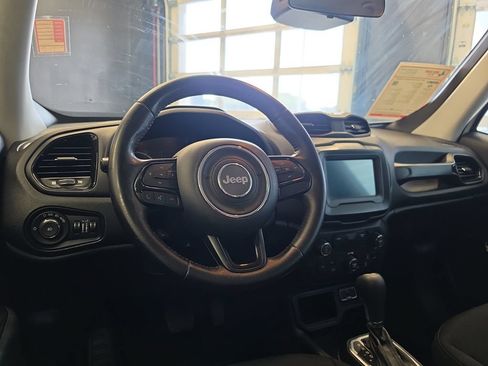 Used 2018 Jeep Renegade Altitude FWD image 19