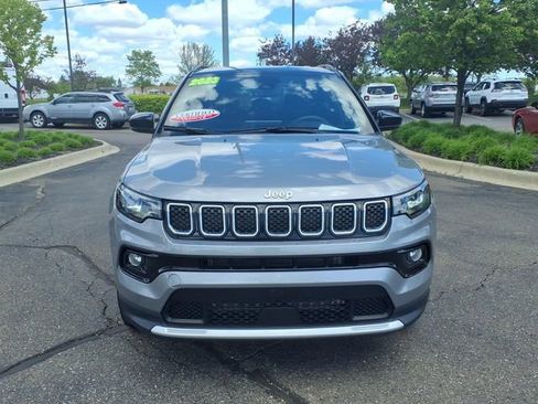 Used 2023 Jeep Compass Limited AWD/4WD image 2