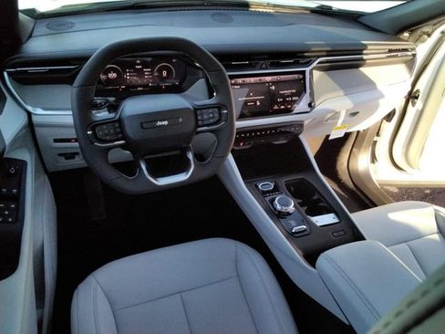Used 2026 Jeep Cherokee Limited AWD/4WD image 32