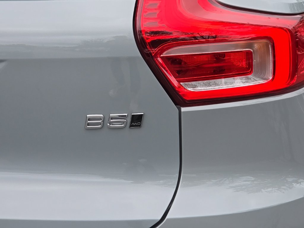 Certified 2025 Volvo XC40 B5 Ultra AWD/4WD image 9