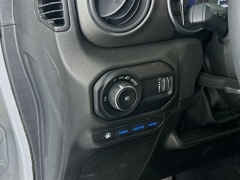 Used 2023 Jeep Wrangler Unlimited w/ Sun & Screen Package image 16