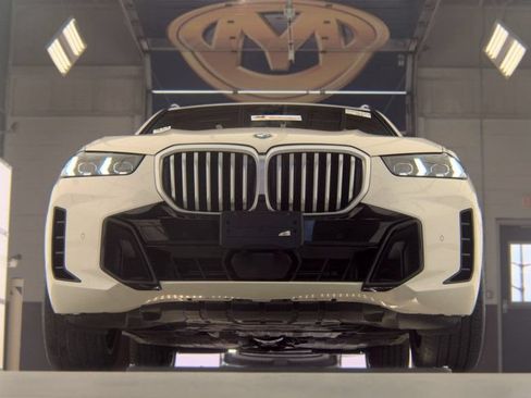 Used 2024 BMW X5 xDrive40i w/ M Sport Package AWD/4WD image 8