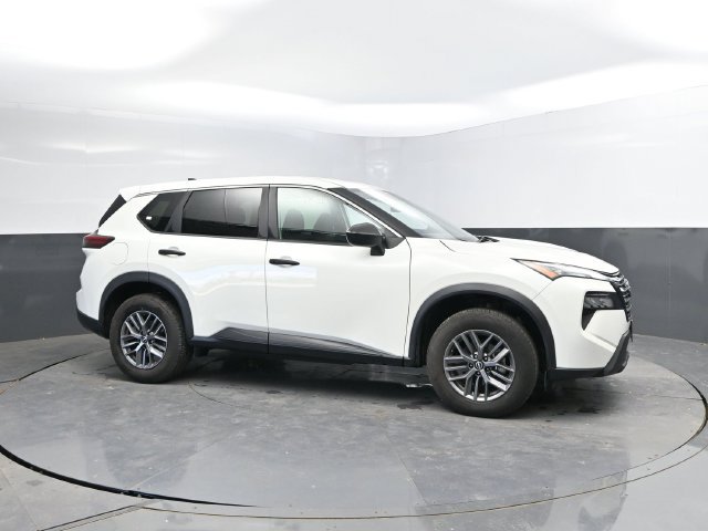 Used 2024 Nissan Rogue S FWD image 3