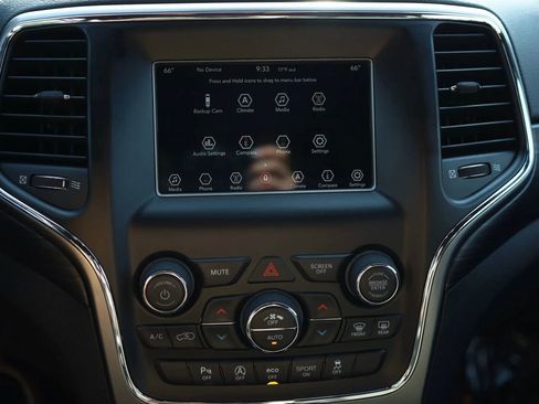 Used 2020 Jeep Grand Cherokee Laredo image 20