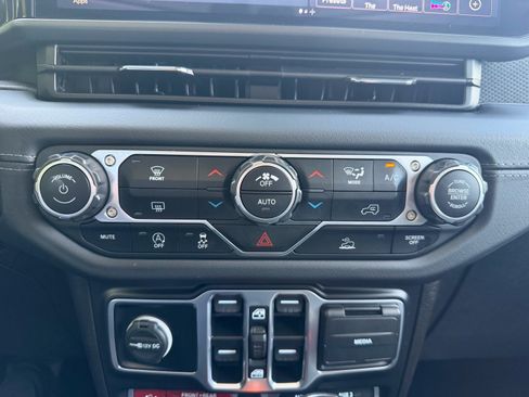 Used 2025 Jeep Wrangler Unlimited Rubicon AWD/4WD image 42