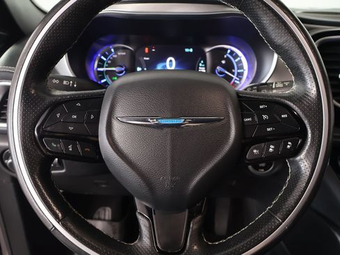 Used 2021 Chrysler Pacifica Limited w/ Uconnect Theater Family Group FWD image 3