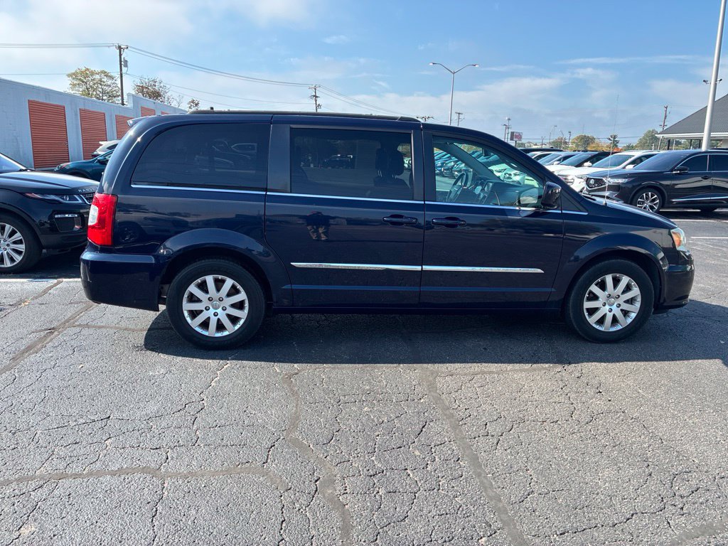Used 2014 Chrysler Town & Country Touring FWD image 7