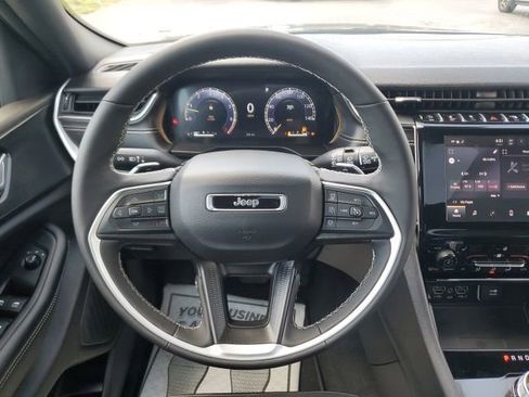 Used 2025 Jeep Grand Cherokee Altitude AWD/4WD image 19