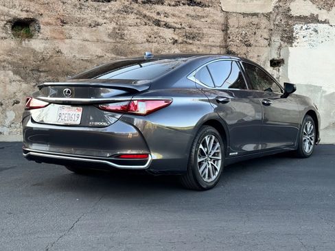 Used 2022 Lexus ES 300h w/ Accessory Package 2 image 4