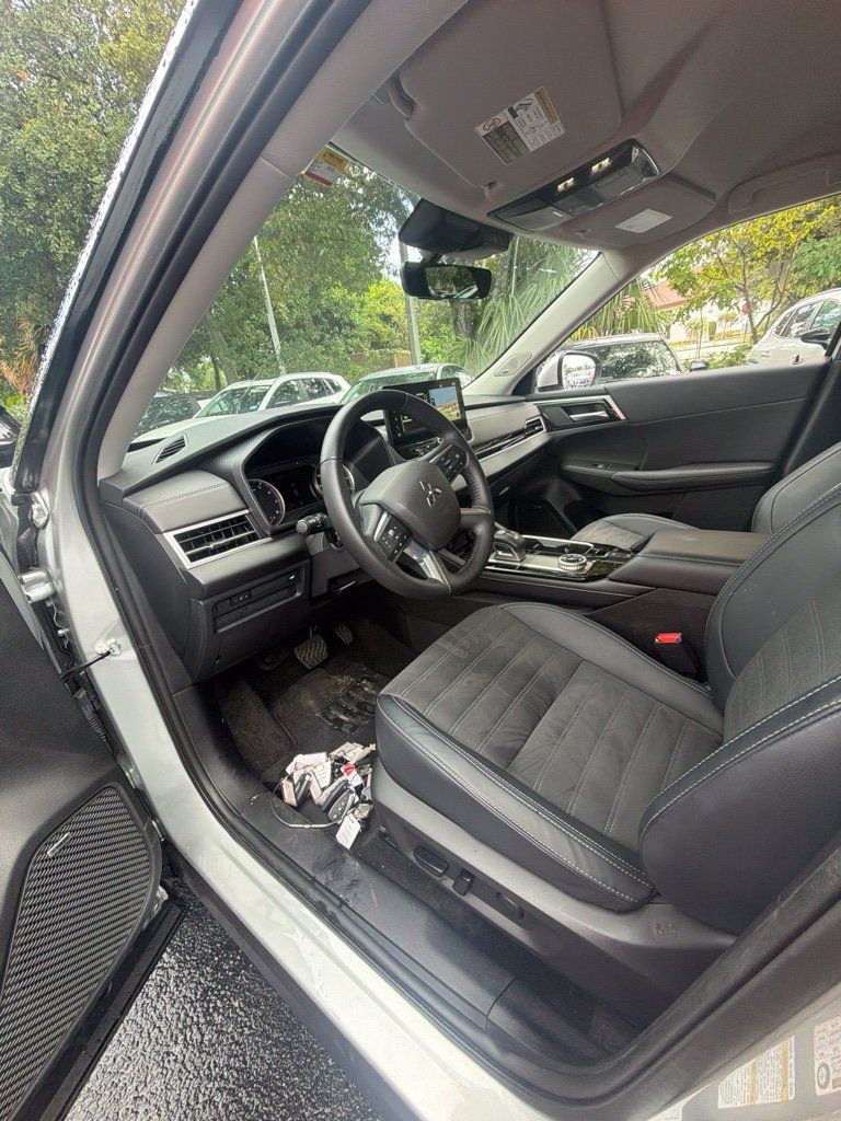 Used 2025 Mitsubishi Outlander SE AWD/4WD image 4