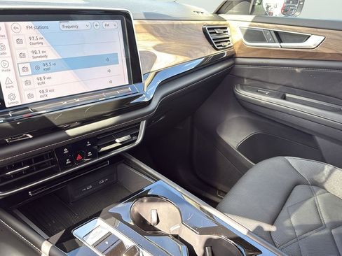 Used 2025 Volkswagen Atlas SE image 20