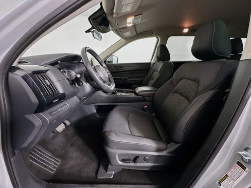Used 2024 Nissan Pathfinder SV image 13
